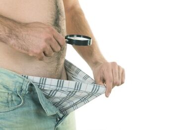 Mees vaatab oma peenist, soovides selle suurust suurendada